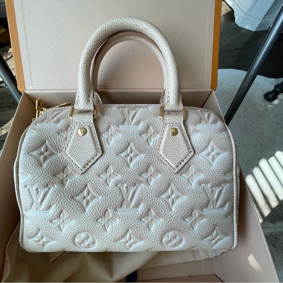 Louis Vuitton Handbags - SPEEDY BANDOULIÈRE 20 
Color: Beige Clair